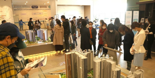 내 집 마련 수요자들이 서울의 한 모델하우스를 둘러보고 있다. <연합뉴스 제공>