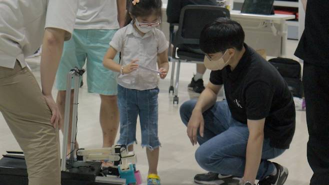 지능형로봇공유교육사업단이 개최한 88로봇데이에서 학생들이 쉐어챌린지에서 전시된 작품을 보고 있다.