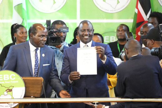 케냐 대통령에 당선된 윌리엄 루토 후보(가운데)가 15일(현지시각) 당선증을 들어보이고 있다. 나이로비/AP 연합뉴스