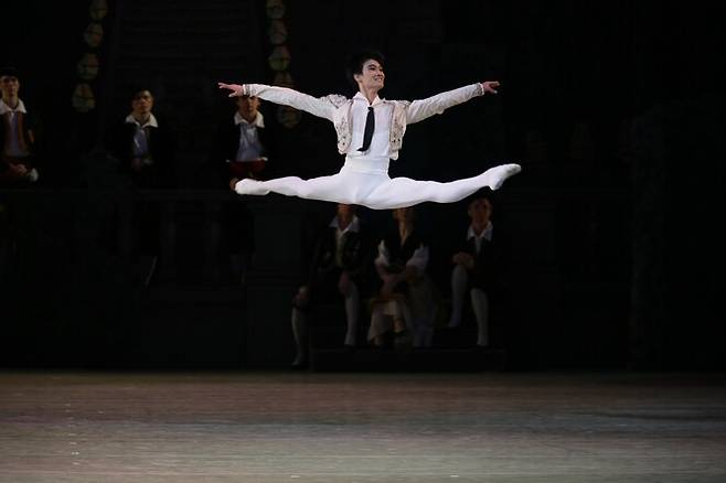 러시아 마린스키발레단의 수석무용수 김기민은 높고 유려한 점프 동작으로 ‘중력을 거스르는 점프’란 평가를 받는다. 서울콘서트매니지먼트 제공