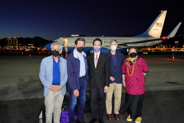 미국 하원 의원 4명이 14일 대만 타이베이의 쑹산 공항에 도착해 쉬유뎬(가운데) 대만 외교부 북미국장과 기념사진을 찍고 있다. 대표단 5명 중 나머지 1명인 상원 의원은 같은 날 다른 공항을 통해 대만에 도착했다. 타이베이 로이터=연합뉴스