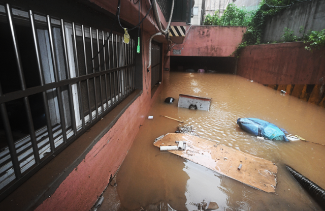 폭우로 침수돼 일가족이 갇혀 숨진 서울 관악구 신림동 한 빌라 반지하 주차장이 9일 물에 잠겨 있다. 배우한 기자