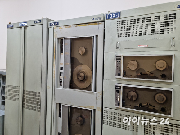 16일 KT원주연수원에 위치한 통신사료관 내 한 켠에 TDX-1을 비롯한 TDX-1A, TDX-1B 등 제품이 전시돼 있다. [사진=안세준 기자]