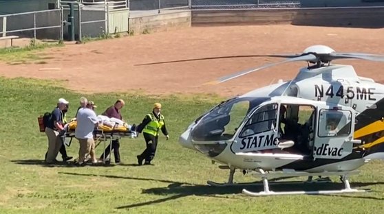 지난 12일(현지시간) 미국 뉴욕주 셔터쿼 연구소에서 강연 도중 흉기 공격을 당해 중상을 입은 살만 루슈디(75)가 응급 치료를 위해 구조 헬기에 옮겨지고 있다. AFP=연합뉴스