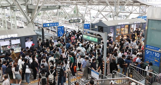 연휴 마지막 날인 15일 서울역 이 승강장 입구가 출도착 승객들로 붐비고 있다. 연합뉴스