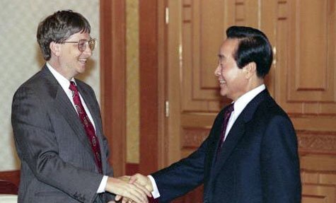 지난 1994년 청와대에서 김영삼 당시 대통령과 악수하는 빌 게이츠. 중앙포토