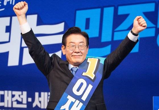 이재명 더불어민주당 당대표 후보가 14일 대전 한밭종합운동장 충무실내체육관에서 열린 민주당 당대표 및 최고위원 후보자 대전·세종시당 합동연설회에서 연설에 앞서 주먹을 불끈 쥐고 있다. 뉴스1
