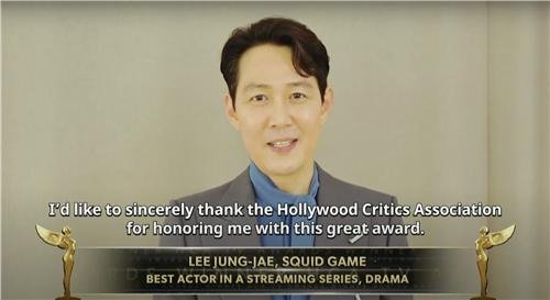 배우 이정재가 14일(현지시간) 진행된 HCA(Hollywood Critics Association, 할리우드 비평가 협회) TV 어워즈 2022에서 한국어로 수상 소감을 전하고 있다. 연합뉴스