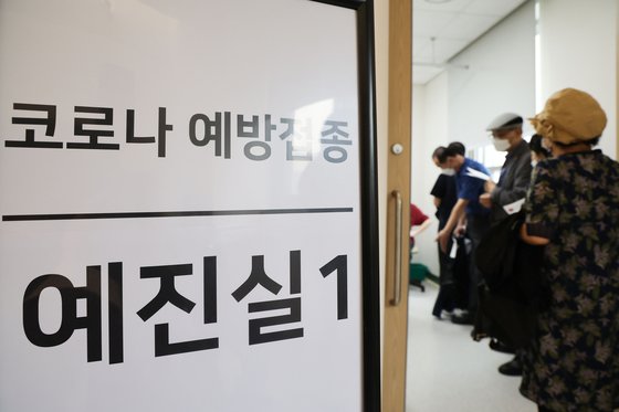 60세 이상 사전예약자에 대한 코로나19 4차 예방접종이 시작된 25일 서울 강서구 부민병원을 찾은 시민들이 접종을 대기하고 있다. 사진공동취재단