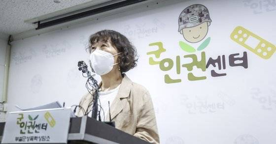 김숙경 군인권센터 부설 군성폭력상담소장이 2일 오전 서울 마포구 군인권센터에서 기자회견을 열고 공군15비 여군 하사 성폭력 사건과 관련된 내용을 밝히고 있다. 뉴시