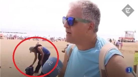 인터뷰하는 관광객 뒤편에서 가방을 훔치는 도둑의 모습이 생방송에 실시간 중계됐다. /사진=연합뉴스