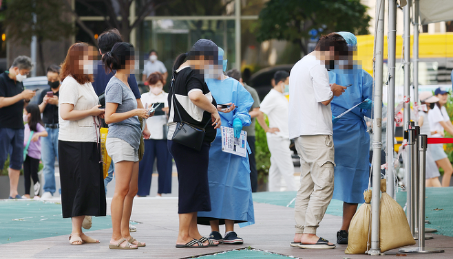 16일 오전 서울 송파구보건소에 마련된 코로나19 선별진료소를 찾은 시민들이 검사를 기다리고 있다. 연합뉴스
