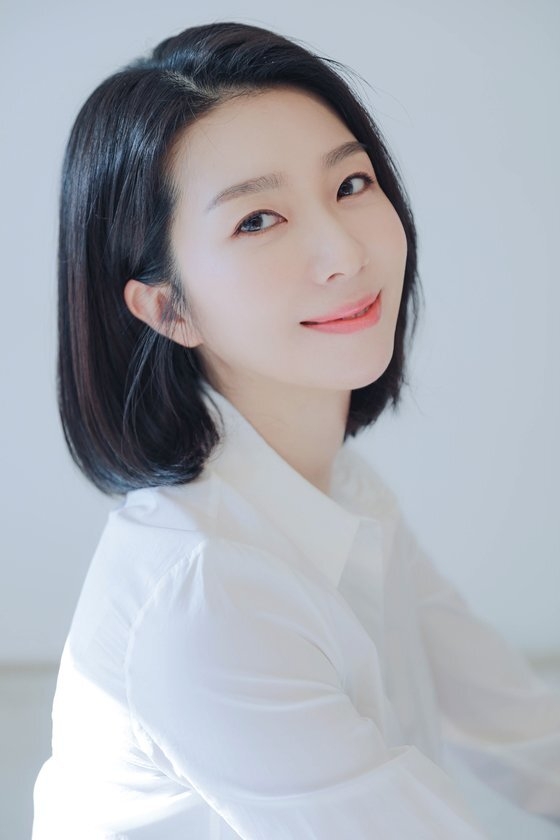연극 <살아있는 자를 수선하기>에 출연 중인 배우 김지현. 바이브액터스 제공