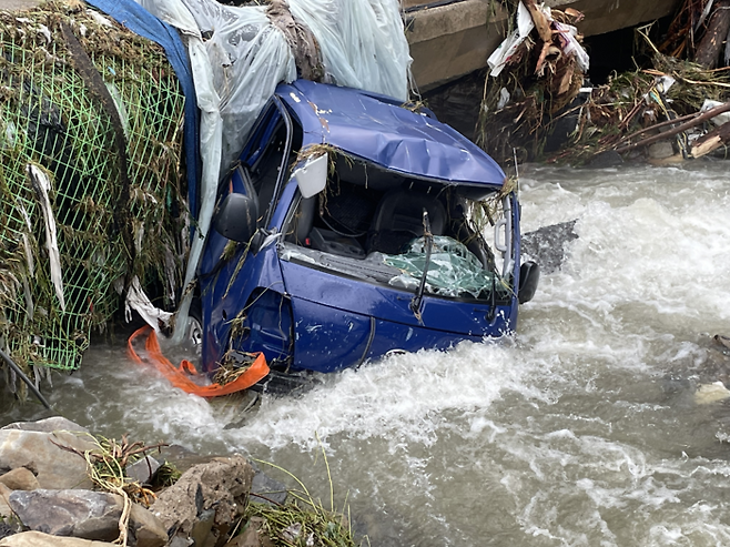 지난 14일 오전 1시44분쯤 부여군 은산면 나령리 인근에서 급류에 휩쓸린 트럭 모습. 이 사고로 트럭 운전자 A씨와 동승자 1명 등 2명이 실종됐다. | 충남경찰청 제공