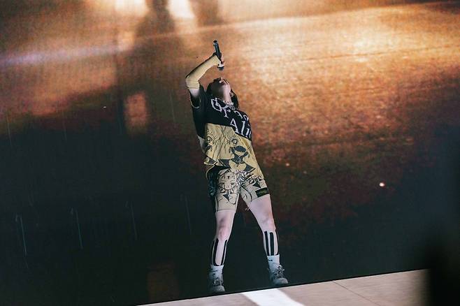 American pop star Billie Eilish performs during her second concert in Korea, “Hyundai Card Super Concert 26 Billie Eilish,” held at Gocheok Sky Dome in western Seoul on Monday. (Hyundai Card)