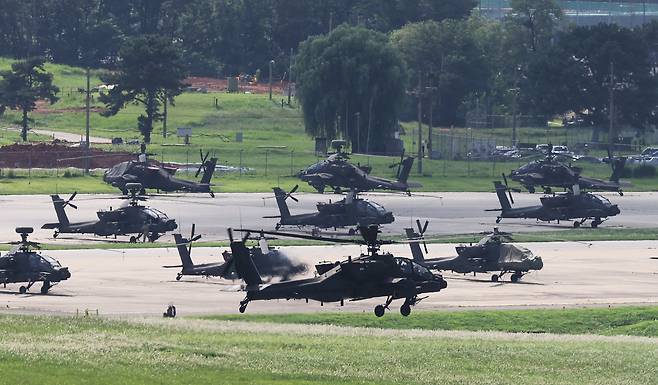 Apache attack helicopters take off at US military base Camp Humphreys in the city of Pyeongtaek, Gyeonggi Province, Tuesday as the South Korean and US troops begin four-day preliminary drills in the run-up to the Ulchi Freedom Shield large-scale exercise. (Yonhap)
