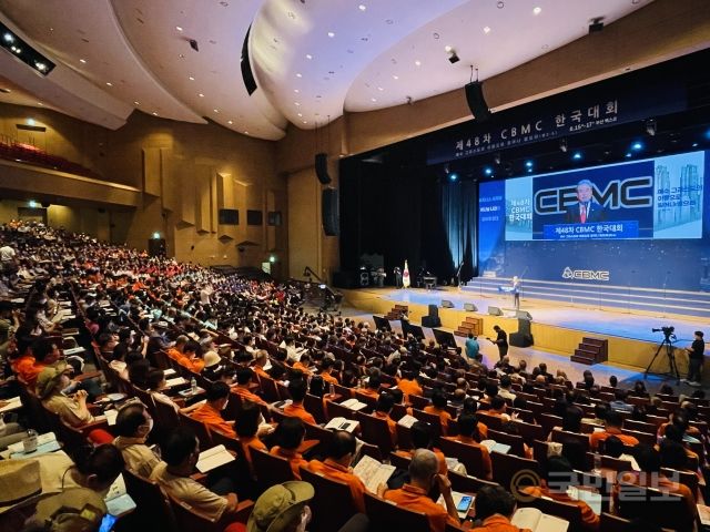 김영구 한국기독실업인회(CBMC) 중앙회장이 15일 부산 벡스코(BEXCO)에서 개최된 ‘제48차 CBMC 한국대회’에서 대회사를 하고 있다.