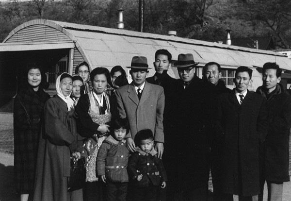 박희천(오른쪽 여섯 번째) 목사가 1962년 인천항에서 미국 로스엔젤레스행 배를 타기 전 환송하러 나온 이들과 함께했다.