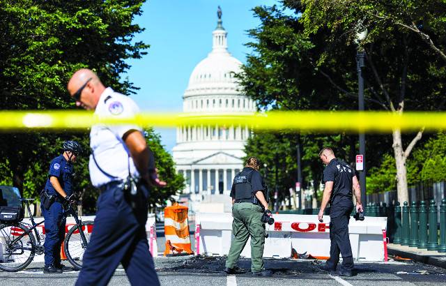 미국 경찰들이 14일(현지시간) 워싱턴DC 연방의사당 앞에 폴리스라인을 쳐 놓고 현장 조사를 하고 있다. 이날 새벽 4시쯤 한 차량이 의사당 인근에서 차량 진입을 막기 위해 설치된 바리케이드를 들이받는 사건이 발생했다. 차량을 몬 남성은 스스로 목숨을 끊었다. 이번 사건은 미 연방수사국(FBI)이 도널드 트럼프 전 대통령의 자택을 압수수색하자 트럼프 지지층들이 강력 반발하는 와중에 발생했다. 경찰은 이번 사건이 이와 연관돼 있는지 확인 중이다. EPA연합뉴스