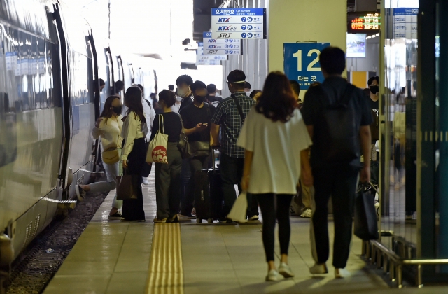 지난해 9월 22일 대구 동구 신암동 동대구역 플랫폼에서 귀경객들이 열차에 탑승하고 있다. 뉴시스