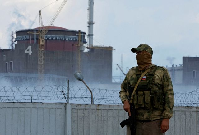 우크라이나 자포리자 원전 앞 러시아군 소속 병사가 보초를 서고 있다. 로이터연합뉴스