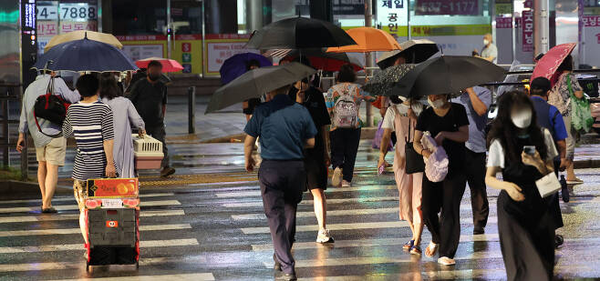 15일 오후 서울 서초구 고속버스터미널 앞에서 우산 쓴 시민들이 발걸음을 옮기고 있다. [사진 출처 = 연합뉴스]