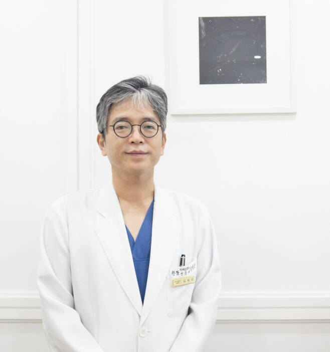 김성근이비인후과의원 김성근 원장이 메니에르병의 증상과 치료법, 예방법에 대해 설명하고 있다.