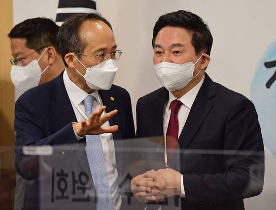 (서울=뉴스1) 인수위사진기자단 = 추경호 대통령직인수위원회 기획조정분과 간사(경제부총리 겸 기획재정부 장관 후보자·왼쪽)와 원희룡 기획위원장(국토교통부 장관 후보자)이 25일 서울 삼청동 인수위에서 열린 제7차 전체회의에서 이야기를 나누고 있다. 2022.4.25/뉴스1