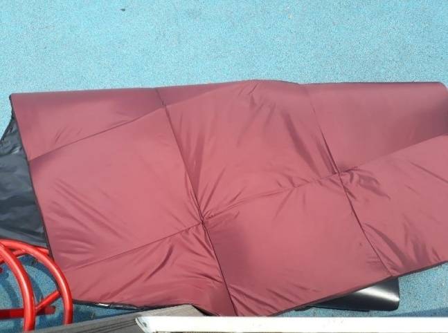 놀이터에 캠핑 장비가 널브러져 있는 모습 /사진=온라인 커뮤니티