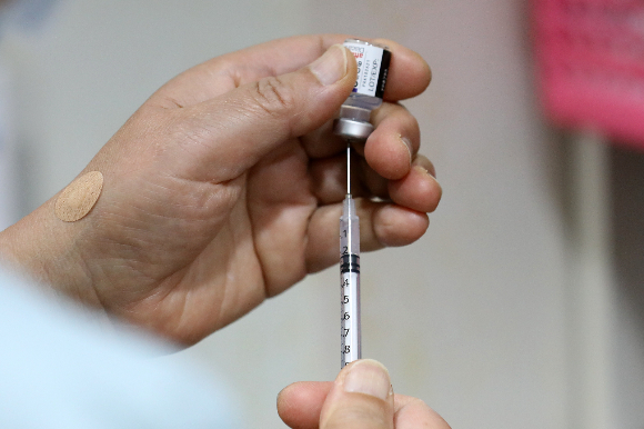 지난 2일 오전 서울 시내 한 동네 병·의원에서 의료진이 코로나19 백신 접종을 준비하고 있다./사진=뉴시스