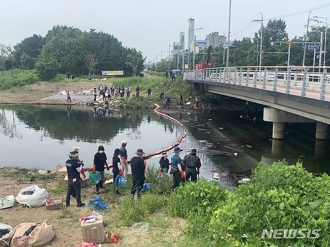 옥구천 수질오염 복구 등 방제작업 현장.