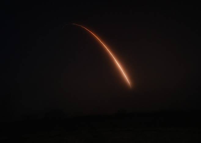 [워싱턴=뉴시스]미국 공군 지구권타격사령부(AFGSC)가 16일(현지시간) 오전 0시49분(한국 시간 오후 4시49분) 캘리포니아 반덴버그 우주군기지에서 재진입체를 장착한 미니트맨-3 ICBM을 시험발사했다고 밝혔다. (사진=AFGSC 홈페이지) 2022.08.16. *재판매 및 DB 금지