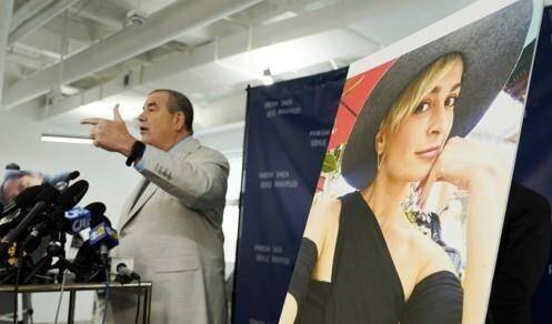 총기 발사로 사망한 헐리나 허친스(Halyna Hutchins·오른쪽)와 유족 측 변호인. 뉴멕시코=AP연합