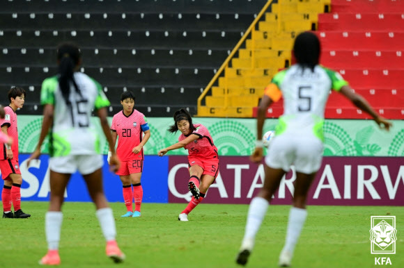 15일(한국시간) 코스타리카에서 열린 2022 국제축구연맹(FIFA) 20세 이하 여자 월드컵 한국과 나이지리아의 경기에서 이수인이 프리킥을 하고 있다.대한축구협회 제공