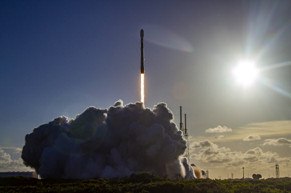 대한민국의 달 탐사 궤도선 ‘다누리’호(KPLO)가 4일(현지시간) 미국 플로리다주 케이프커내버럴의 우주군 기지 40번 발사대에서 스페이스X 팰컨9 발사체에 실려 발사되고 있다. 2022.8.5 SpaceX 제공