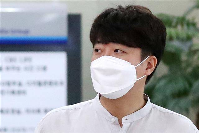 라디오 방송 출연한 이준석 국민의힘 대표 - 이준석 국민의힘 대표가 15일 오전 서울 양천구 CBS에서 라디오 인터뷰를 마친 뒤 로비를 나서고 있다. 2022.8.15 뉴스1