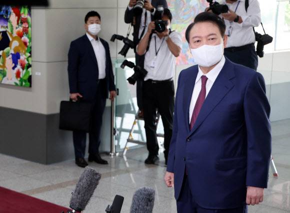 - 윤석열 대통령이 취임 100일 하루 앞둔 16일 오전 서울 용산 대통령실 청사로 출근, 기자들과 질의응답을 하고 있다.-연합뉴스