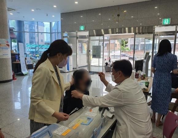 서울 동작구 보건소의 찾아가는 의료지원팀이 사당2동에 위치한 동작구민체육센터(임시대피소)에서 신속항원검사를 하는 모습. 동작구 제공.