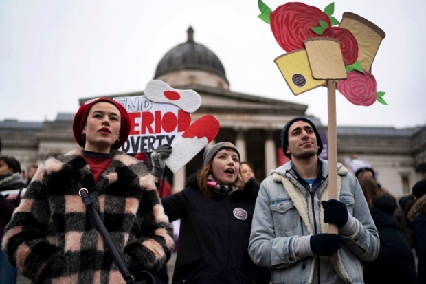 2019년 1월 영국 런던에서 ‘생리 빈곤 퇴치’를 주장하는 시위대. EPA 연합뉴스