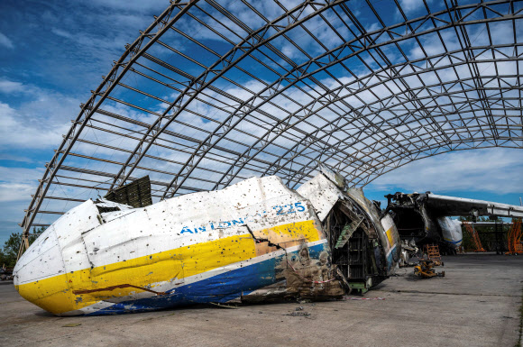 지난 2월 러시아의 우크라이나 공습 당시 파괴된 세계 최대 수송기 ‘안토노프-225 므리야’(AN-225)의 잔해가 이달 10일 우크라이나 수도 키이우 근교 호스토멜 공항에 전시돼 있다.키이우 로이터 연합뉴스　