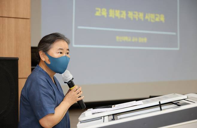 강순원 한신대학교 교수가 16일 인천시교육청에서 '교육회복과 적극적 시민교육'을 주제로 특강을 실시하고 있다. ⓒ인천시교육청