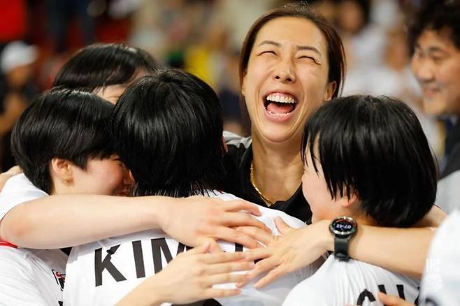 김진순(인천비즈니스고) 감독이 지휘하는 한국 18세 이하 여자핸드볼 대표팀이 11일 세계여자 청소년핸드볼 선수권대회 결승에서 덴마크를 물리치고 우승한 뒤 선수들과 기쁨을 나누고 있다. 국제핸드볼연맹 인터넷 홈페이지