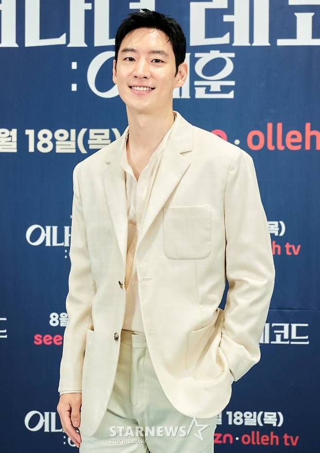 배우 이제훈이 16일 오전 온라인으로 진행된 seezn(시즌) 오리지널 영화 '어나더 레코드 : 이제훈' 제작발표회에 참석해 포즈를 취하고 있다. '어나더 레코드 : 이제훈'은 배우로서 틀을 깨는 연기를 보여주면서도 대중의 공감을 잃지 않기 위해 끊임 없이 상상하며 노력하는 이제훈을 기록했다. 오는 18일 오후 6시 공개. / 사진제공 = 시즌 /사진=김창현 기자 chmt@