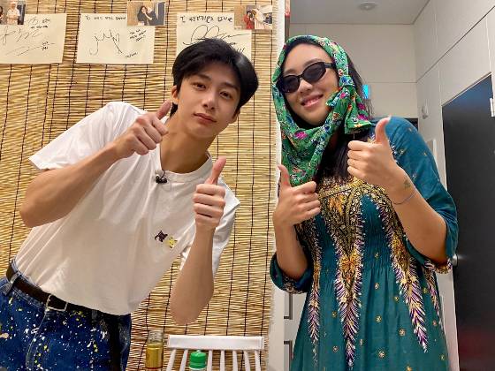 이영지가 진행하는 유튜브 채널 '차린 건 쥐뿔도 없지만'에 출연한 형원(사진 왼쪽)./사진제공 : 스타쉽엔터테인먼트