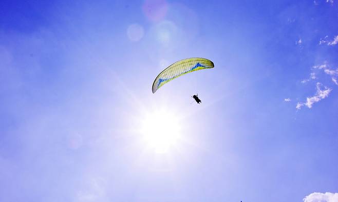 양방산활공장에서 날아오른 패러글라이더가 남한강 위 하늘을 난다