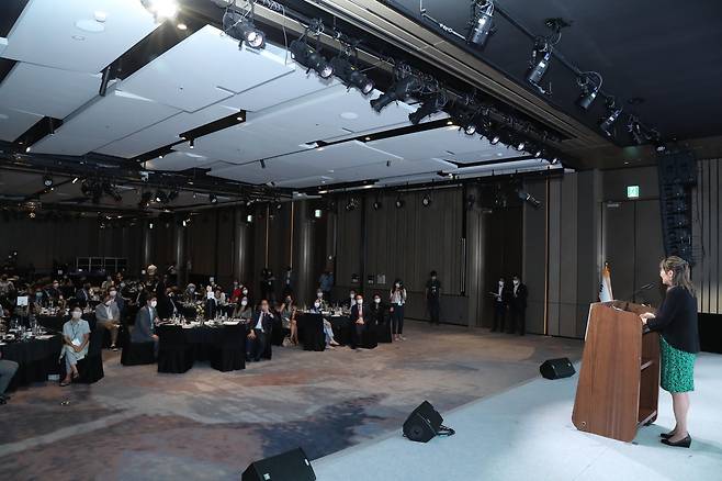 세계한인정치인포럼에서 연아 마틴 회장의 개회사를 듣는 참가자들 [왕길환 촬영]