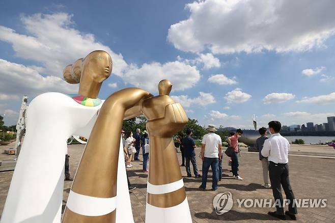 한강에 한 조각 (서울=연합뉴스) 강민지 기자 = 16일 서울 광진구 뚝섬한강공원 음악분수 광장에 2022한강조각프로젝트 '낙락유람' 작품이 전시되어 있다.
뚝섬한강공원, 여의한강공원, 반포한강공원에서 진행되는 전시는 오는 20일부터 개막한다. 2022.8.16 mjkang@yna.co.kr