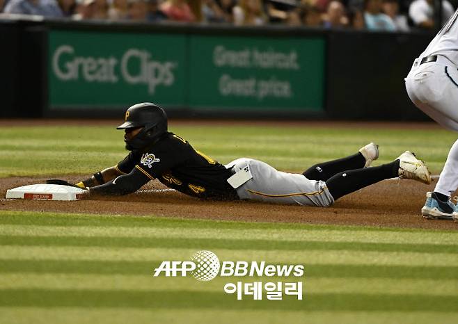 뒷주머니에서 휴대전화를 흘린 피츠버그 카스트로. (사진=Getty Images/AFP)
