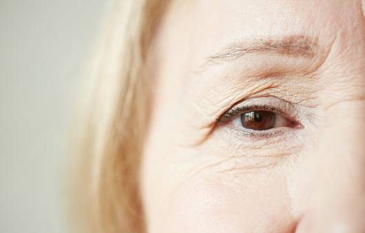 눈꺼풀의 처짐은 노안의 요소 중 가장 눈에 띄는 부위이다ㅣ출처: 게티 이미지뱅크