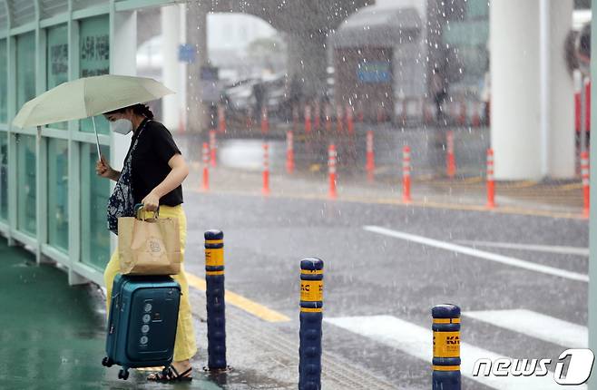 제제주국제공항에서 관광객들이 비를 피해 발걸음을 옮기고 있다.ⓒ News1 DB